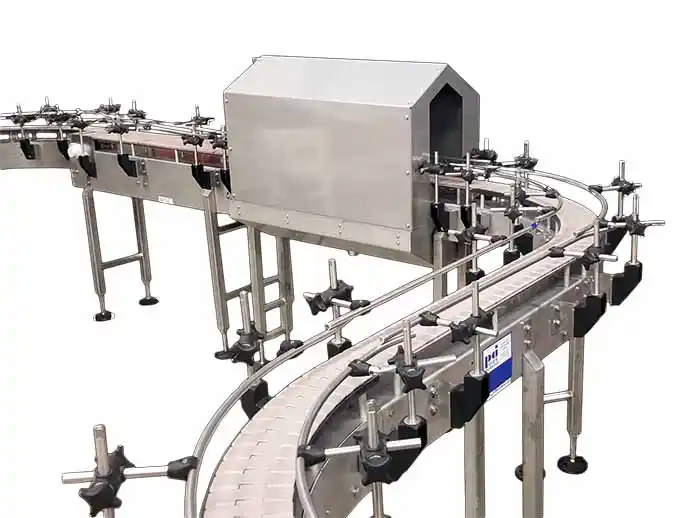 Stainless steel food processing conveyor with an integrated belt cleaning and wash system