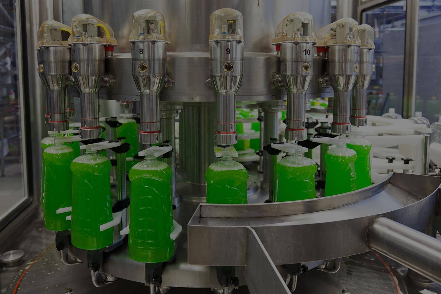 Rotary liquid filling machine on an industrial food packaging line